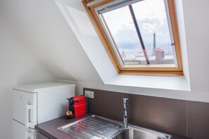 Apartment | Private kitchen | Fridge, oven, stovetop, dishwasher - Superb Flat Ave Montaigne With Eiffel Tower View (Paris)