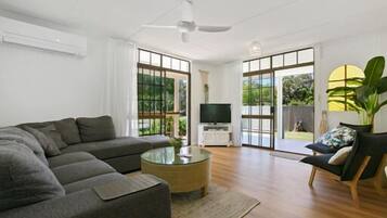 TV, lettore DVD, libri, videoteca