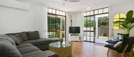 Fernseher, DVD-Player, Bücher, Videothek