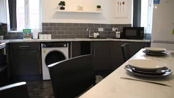 House | Private kitchen | Fridge, microwave, oven, stovetop