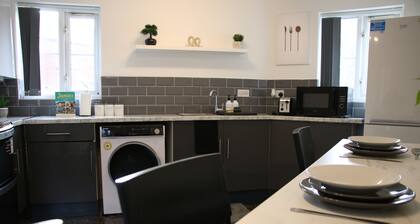 3 Bedroom House Close to City Centre/ Free Parking