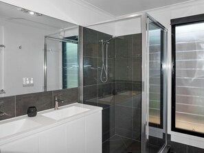 Dusche, Haartrockner, Seife, Toilettenpapier