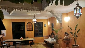 المنشأة من الداخل