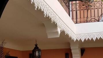 Deluxe House, City View | Dining room