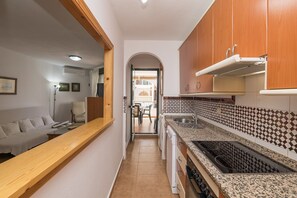 Frigorífico, microondas, horno y placa de cocina