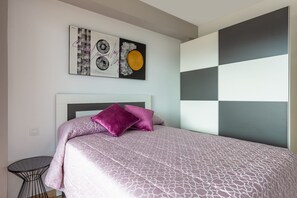2 habitaciones y tabla de planchar con plancha 