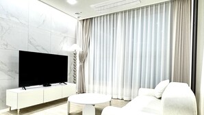 書桌、手提電腦工作空間、免費 Wi-Fi、床單