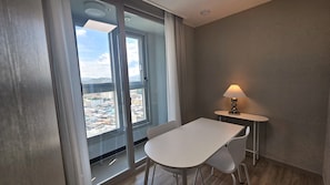 Deluxe B No-Kitchen | In-room dining