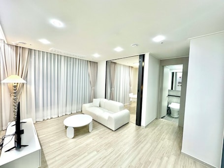 2 habitaciones, escritorio y espacio para trabajar con laptop