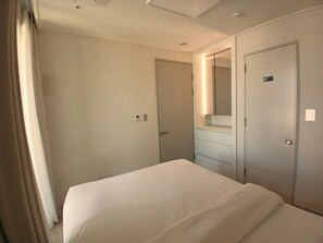 Desk, laptop workspace, free WiFi, bed sheets - The November Stay Guri (Guri)
