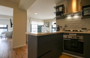 Geladeira, micro-ondas, cooktop, lava-louças