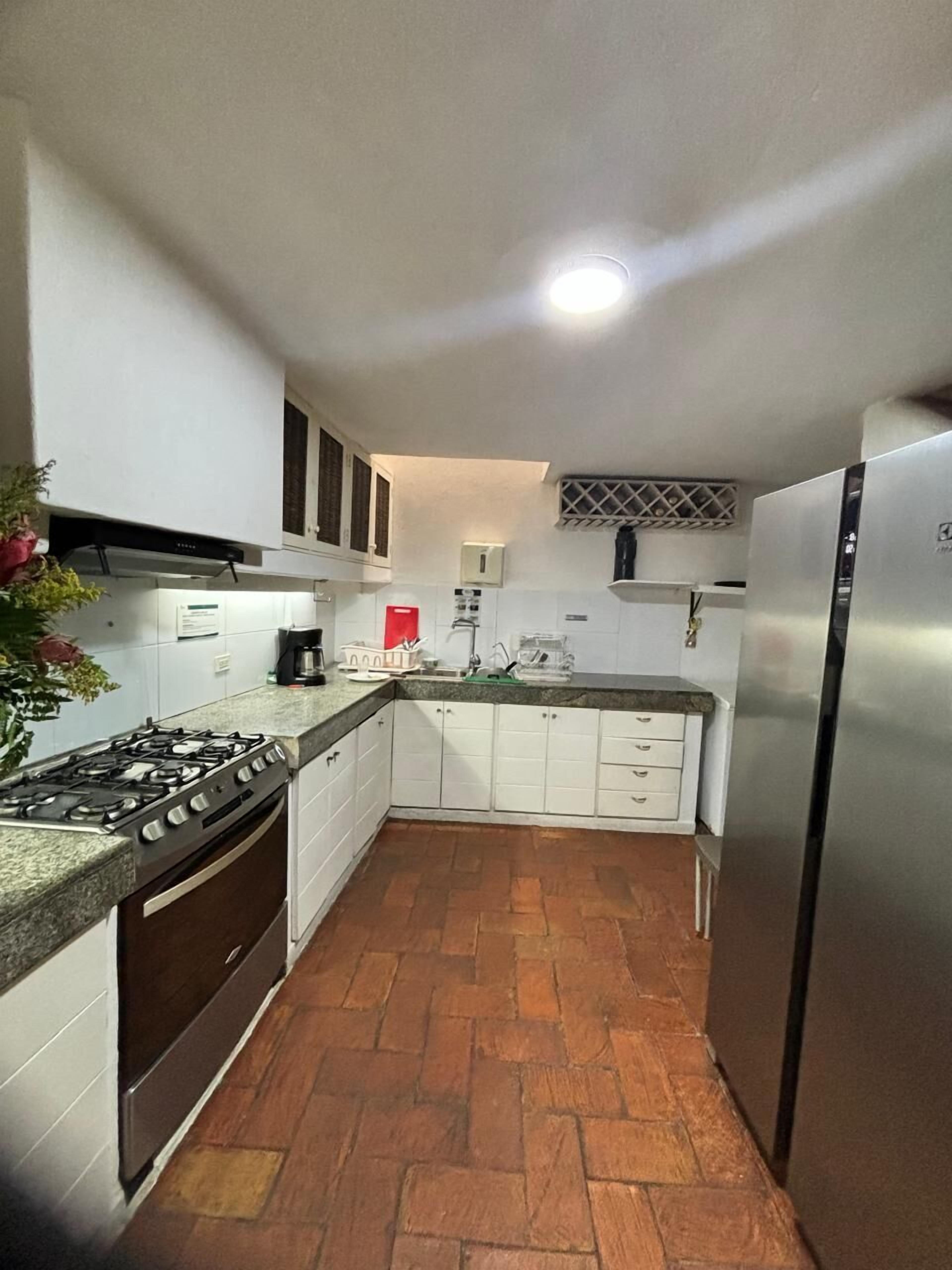 Refrigerador, horno, parrilla de estufa y utensilios de cocina 