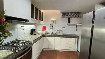 Refrigerador, horno, parrilla de estufa y utensilios de cocina