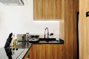 Kühlschrank, Mikrowelle, Ofen, Herdplatte