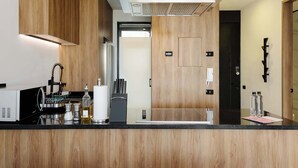 Kaffetrakter/tekoker, kjøleskap, mikrobølgeovn og ovn