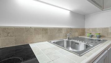 Appartamento, vista cortile | Cucina privata | Frigorifero, microonde, piano cottura, lavastoviglie