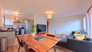 A modern apartment with a kitchen, dining area, and living room. - The Eastside Escape! Stunning 2 Bed Walk Anywhere (Belfast)