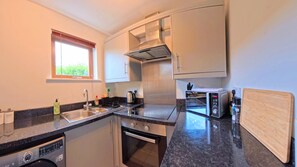 Fridge, microwave, oven, stovetop - The Eastside Escape! Stunning 2 Bed Walk Anywhere (Belfast)