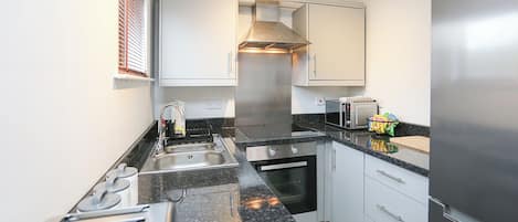 Een koelkast, een magnetron, een oven, een kookplaat