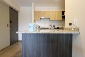 ثلاجة، ميكروويف، فرن، موقد طهي مسطح