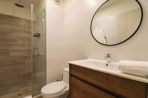 Een douche, een haardroger, handdoeken