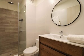 Suihku, hiustenkuivaaja, pyyhkeet