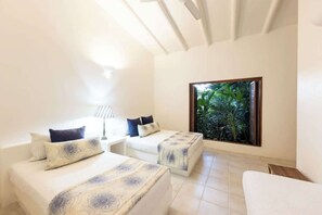 Bureau, fer et planche à repasser, Wi-Fi, draps fournis