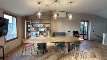 Appartement, balkon | Woonruimte | Een flatscreentelevisie