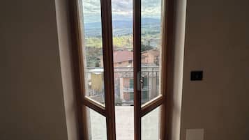Appartement, balkon | Woonruimte | Een flatscreentelevisie