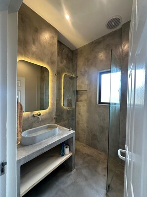 Een douche, een haardroger, handdoeken, zeep