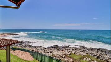Na praia, espreguiçadeiras, toalhas de praia