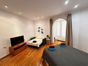 Quadruple Room, Shared Bathroom | Iron/ironing board, free WiFi - Rooms Calabria (Barcelona)
