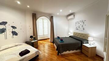 Vierpersoonskamer, gemeenschappelijke badkamer | Een strijkplank/strijkijzer, gratis wifi