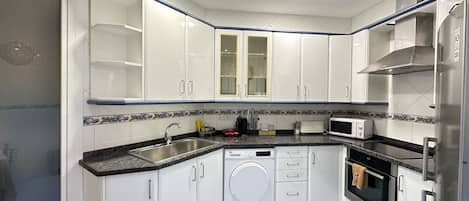 Refrigerador, microondas, placa de cocina, tetera/pava eléctrica