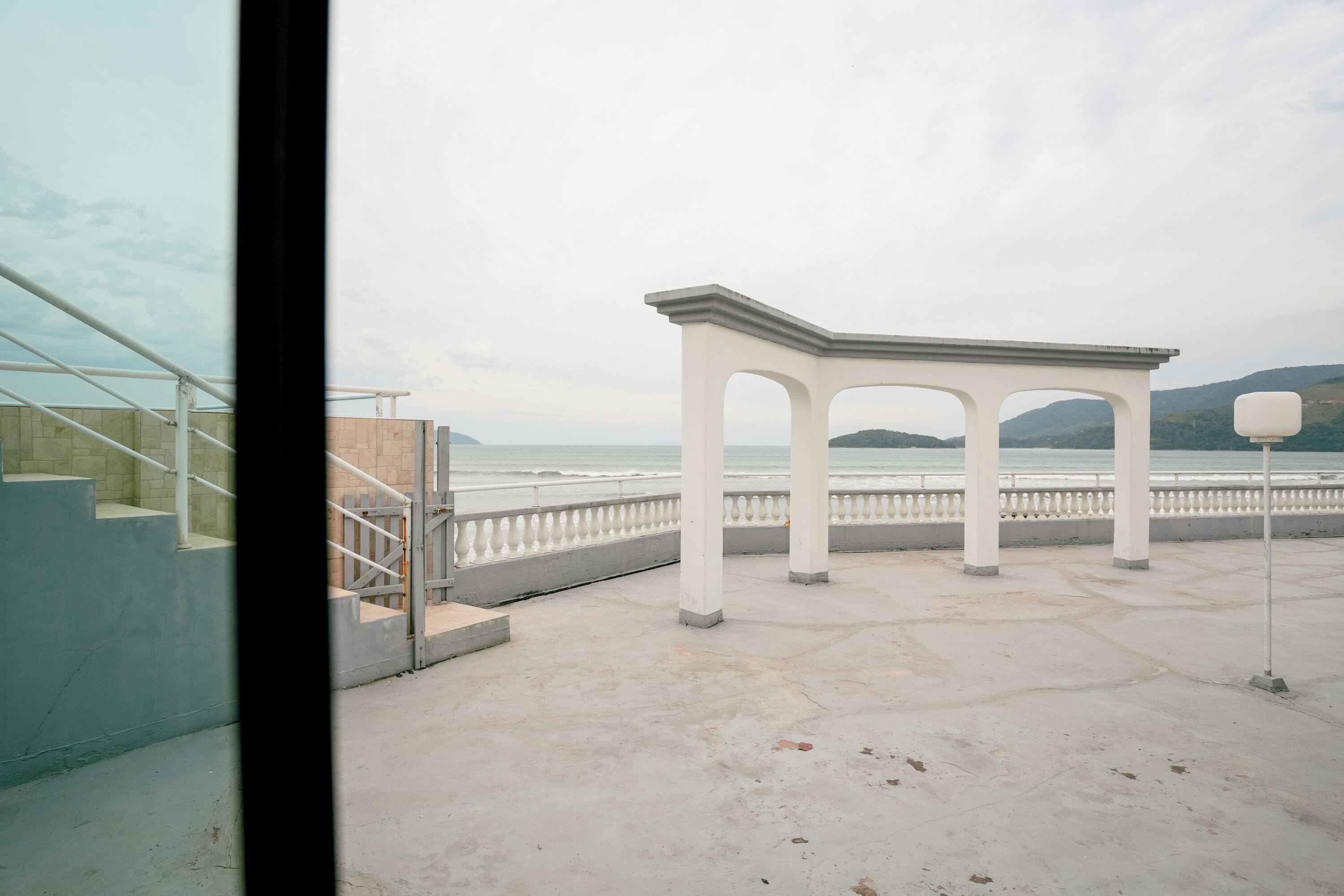 Ein weißes Kiosk mit Blick auf das Meer.