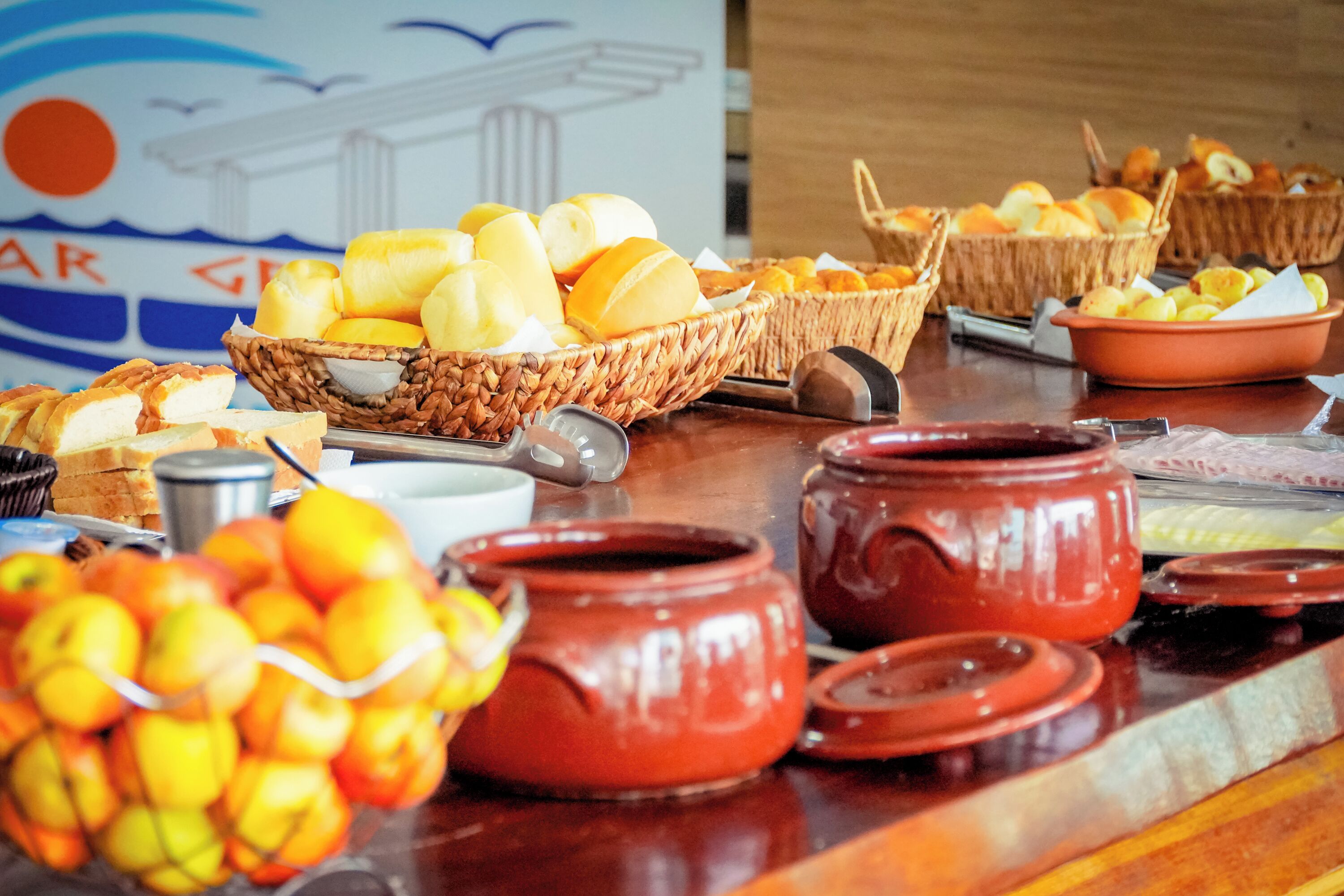 Una mesa de buffet con diversos alimentos y utensilios para servir.