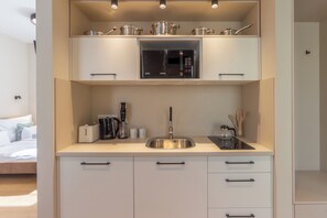 Studio – standard (Nemes Apartment The Petite) | Eget kjøkken | Kjøleskap, mikrobølgeovn, ovn og kokeplater