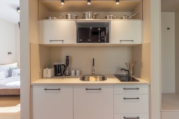 Monolocale Standard (Nemes Apartment The Petite) | Cucina privata | Frigorifero, microonde, forno, piano cottura
