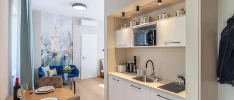 Studio Standard (Nemes Apartment The Petite) | Cuisine privée | Réfrigérateur, four à micro-ondes, un four, surface de cuisson