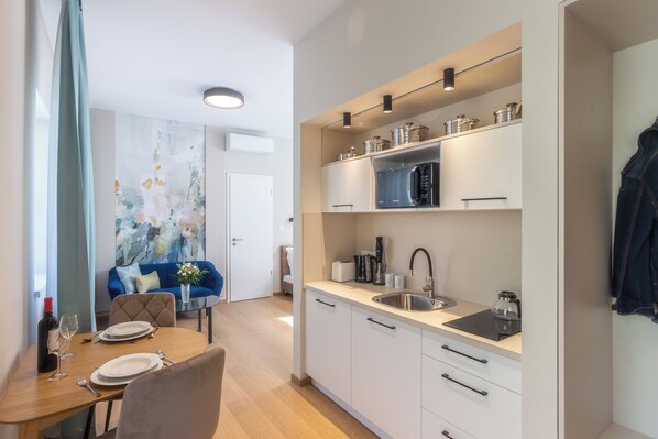 Studio Standar (Nemes Apartment The Petite) | Dapur pribadi | Lemari es, microwave, oven, dan kompor