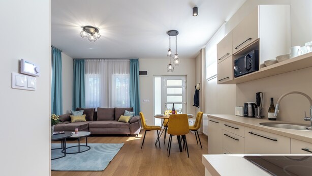 Un apartamento moderno con sala de estar, comedor y cocina.