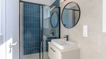 Standard Apartment, Multiple Bedrooms (Nemes Apartment The Great) | Bathroom | Shower, hair dryer, towels, soap