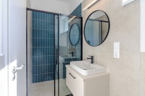 Apartamento standard, vários quartos (Nemes Apartment The Great) | Banheiro | Chuveiro, secador de cabelo, toalhas de banho, sabonete