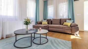 Standard Apartment, Multiple Bedrooms (Nemes Apartment The Great) | Living area | 21-inch TV with cable channels