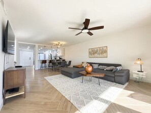 Una Smart TV, una oficina