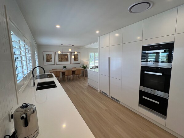 Micro-ondes, four, plaque de cuisson, lave-vaisselle