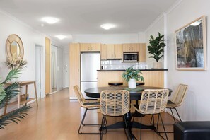 Dining - Park Views on Hurtle: CBD, balcony, tennis court (Adelaide)