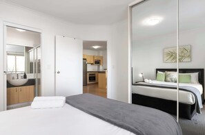 3 bedrooms, iron/ironing board, travel cot, WiFi - Park Views on Hurtle: CBD, balcony, tennis court (Adelaide)