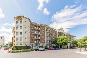 Exterior - Park Views on Hurtle: CBD, balcony, tennis court (Adelaide)