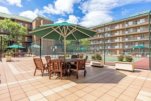 Outdoor dining - Park Views on Hurtle: CBD, balcony, tennis court (Adelaide)
